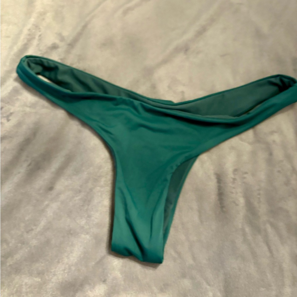 Bikini - Picture 3 of 7